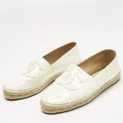 مملوكة مسبقًا حذاء إسبادريل فلات شانيل جلد لامع أبيض CC مقاس 38