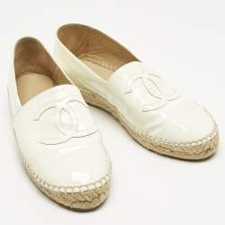 مملوكة مسبقًا حذاء إسبادريل فلات شانيل جلد لامع أبيض CC مقاس 38