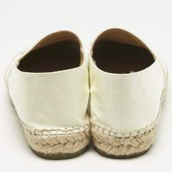 مملوكة مسبقًا حذاء إسبادريل فلات شانيل جلد لامع أبيض CC مقاس 38