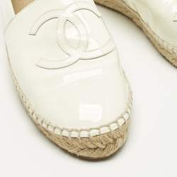 مملوكة مسبقًا حذاء إسبادريل فلات شانيل جلد لامع أبيض CC مقاس 38