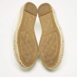 مملوكة مسبقًا حذاء إسبادريل فلات شانيل جلد لامع أبيض CC مقاس 38