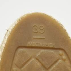 مملوكة مسبقًا حذاء إسبادريل فلات شانيل جلد لامع أبيض CC مقاس 38