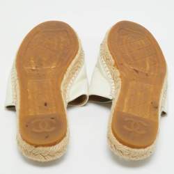 مملوكة مسبقًا Chanel Black/White Leather CC Cap Toe Espadrille Flat Mules Size 38