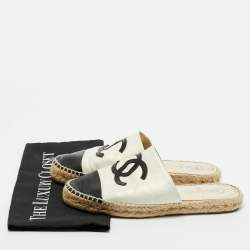 مملوكة مسبقًا Chanel Black/White Leather CC Cap Toe Espadrille Flat Mules Size 38