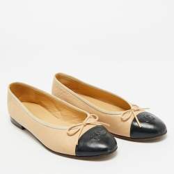 Pre Owned Chanel Beige/Black Leather CC Cap Toe Bow Ballet Flats Size 39.5