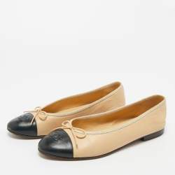 Pre Owned Chanel Beige/Black Leather CC Cap Toe Bow Ballet Flats Size 39.5