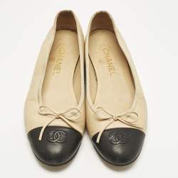 Pre Owned Chanel Beige/Black Leather CC Ballet Flats Size 39.5