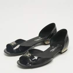 Pre Owned حذاء باليرينا فلات شانيل جلد لامع أسود مفتوح من الأمام مقاس 38.5