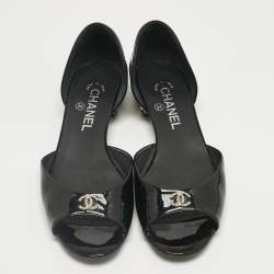 Pre Owned حذاء باليرينا فلات شانيل جلد لامع أسود مفتوح من الأمام مقاس 38.5