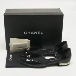 Pre Owned حذاء باليرينا فلات شانيل جلد لامع أسود مفتوح من الأمام مقاس 38.5