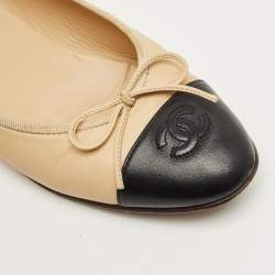 Pre Owned Chanel Beige/Black Leather CC Ballet Flats Size 38.5