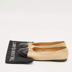 Pre Owned Chanel Beige/Black Leather CC Ballet Flats Size 38.5