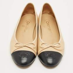 Pre Owned Chanel Beige/Black Leather CC Cap Toe Ballet Flats Size 37.5
