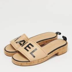 مملوكة مسبقًا صندل شانيل بشعار كورك جلد بيج مقاس 36