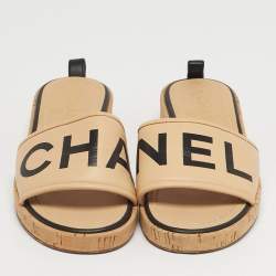 مملوكة مسبقًا صندل شانيل بشعار كورك جلد بيج مقاس 36