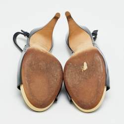 مملوكة مسبقًا صندل شانيل CC جلد لامع أزرق كحلي بكعب مفتوح مع نعل مرتفع ورباط خلفي مقاس 40.5