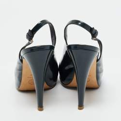 مملوكة مسبقًا صندل شانيل CC جلد لامع أزرق كحلي بكعب مفتوح مع نعل مرتفع ورباط خلفي مقاس 40.5