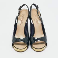 مملوكة مسبقًا صندل شانيل CC جلد لامع أزرق كحلي بكعب مفتوح مع نعل مرتفع ورباط خلفي مقاس 40.5