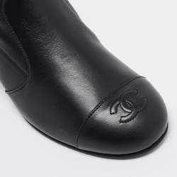 مملوكة مسبقًا حذاء بوت كاحل شانيل مقدمة سي سي جلد أسود مقاس 38