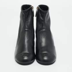 مملوكة مسبقًا حذاء بوت كاحل شانيل مقدمة سي سي جلد أسود مقاس 38