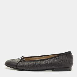 مملوكة مسبقًا Chanel Size 38.5 Black Karung Leather CC Bow Cap Toe Ballet Flats