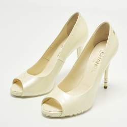 مملوكة مسبقًا Chanel Size 40 Cream Patent Leather CC Pearl Embellished Heel Peep Toe Pumps