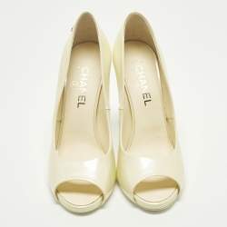 مملوكة مسبقًا Chanel Size 40 Cream Patent Leather CC Pearl Embellished Heel Peep Toe Pumps