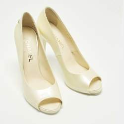 مملوكة مسبقًا Chanel Size 40 Cream Patent Leather CC Pearl Embellished Heel Peep Toe Pumps