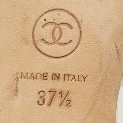 مملوكة مسبقًا شبشب شانيل سي سي قماش و جلد بيج مقدمة مغطاة لؤلؤ زائف ثعباني مقاس 37.5