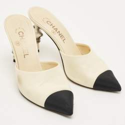 مملوكة مسبقًا شبشب شانيل سي سي قماش و جلد بيج مقدمة مغطاة لؤلؤ زائف ثعباني مقاس 37.5