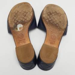 Pre Owned صندل سلايد شانيل جلد أزرق كحلي بسلسلة سي سي مقاس 37