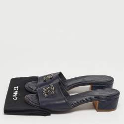 Pre Owned صندل سلايد شانيل جلد أزرق كحلي بسلسلة سي سي مقاس 37