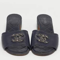 Pre Owned صندل سلايد شانيل جلد أزرق كحلي بسلسلة سي سي مقاس 37