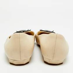 مملوكة مسبقًا حذاء باليرينا فلات شانيل جلد أبيض/أسود شعار ماركة سي سي مقدمة سوداء بفيونكة مقاس 38.5