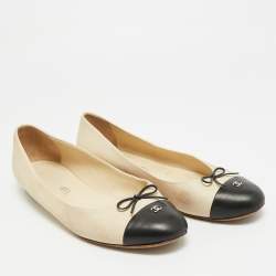 مملوكة مسبقًا حذاء باليرينا فلات شانيل جلد أبيض/أسود شعار ماركة سي سي مقدمة سوداء بفيونكة مقاس 38.5