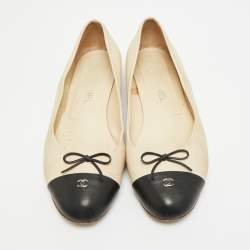 مملوكة مسبقًا حذاء باليرينا فلات شانيل جلد أبيض/أسود شعار ما�ركة سي سي مقدمة سوداء بفيونكة مقاس 38.5