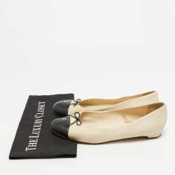 مملوكة مسبقًا حذاء باليرينا فلات شانيل جلد أبيض/أسود شعار ماركة سي سي مقدمة سوداء بفيونكة مقاس 38.5