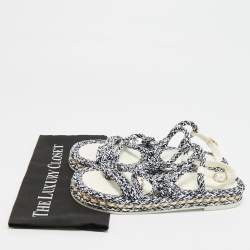 Pre Owned صندل شانيل أبيض/أزرق كحلي جلد وحبل مسطح بمقاس 40