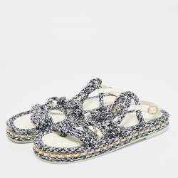 Pre Owned صندل شانيل أبيض/أزرق كحلي جلد وحبل مسطح بمقاس 40