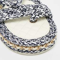 Pre Owned صندل شانيل أبيض/أزرق كحلي جلد وحبل مسطح بمقاس 40