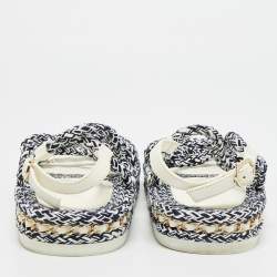 Pre Owned صندل شانيل أبيض/أزرق كحلي جلد وحبل مسطح بمقاس 40