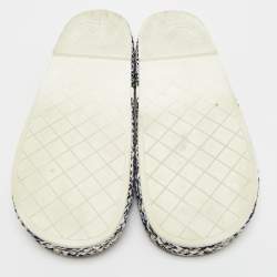 Pre Owned صندل شانيل أبيض/أزرق كحلي جلد وحبل مسطح بمقاس 40