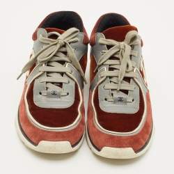 مملوكة مسبقًا حذاء رياضي شانيل منخفظ من أعلى CC جلد شامواه ونايلون متعدد الألوان مقاس 38.5