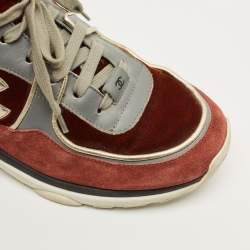 مملوكة مسبقًا حذاء رياضي شانيل منخفظ من أعلى CC جلد شامواه ونايلون متعدد الألوان مقاس 38.5