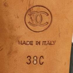 مملوكة مسبقًا صندل شانيل سير كاحل جلد لامع أخضر داكن مقاس 38