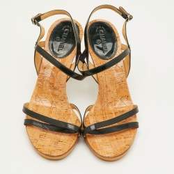 مملوكة مسبقًا صندل شانيل سير كاحل جلد لامع أخضر داكن مقاس 38