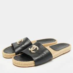 Pre Owned شبشب مسطح شانيل CC مزين بالكريستال من الجلد الأسود مقاس 36