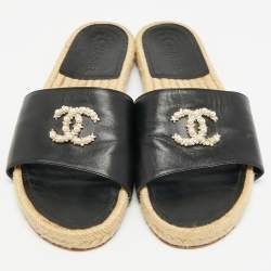 Pre Owned شبشب مسطح شانيل CC مزين بالكريستال من الجلد الأسود مقاس 36