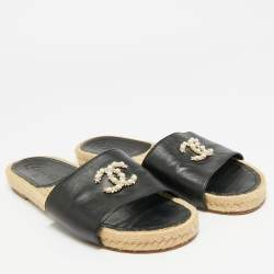 Pre Owned شبشب مسطح شانيل CC مزين بالكريستال من الجلد الأسود مقاس 36