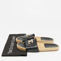 Pre Owned شبشب مسطح شانيل CC مزين بالكريستال من الجلد الأسود مقاس 36